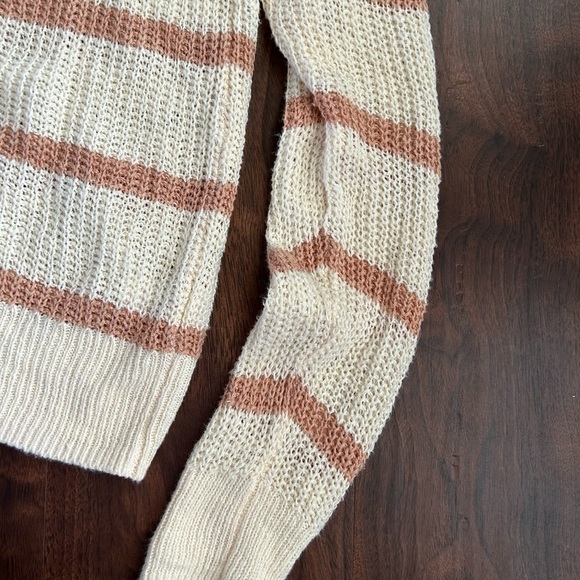 Faherty Miramar V-Neck Sweater 
Coconut Cottage Stripe 
Size XS 
Linen Blend - Picture 5 of 9